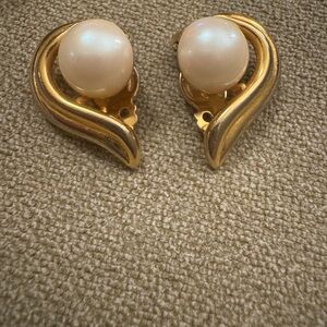 Vintage signed Doria Gold and Pearl Clip-On Earrings
